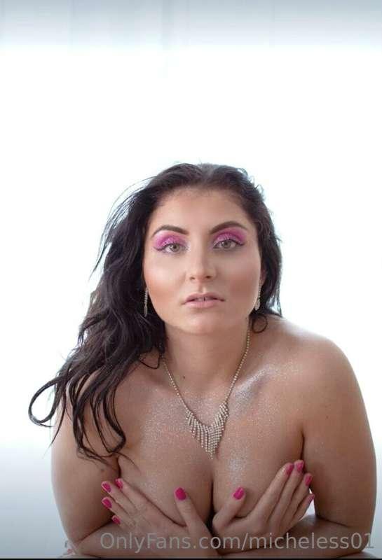 me and my breast pose😈💝