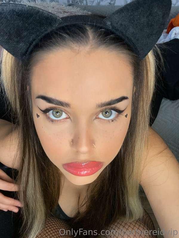 Do you like my green eyes?😳 They could petrify you with just..