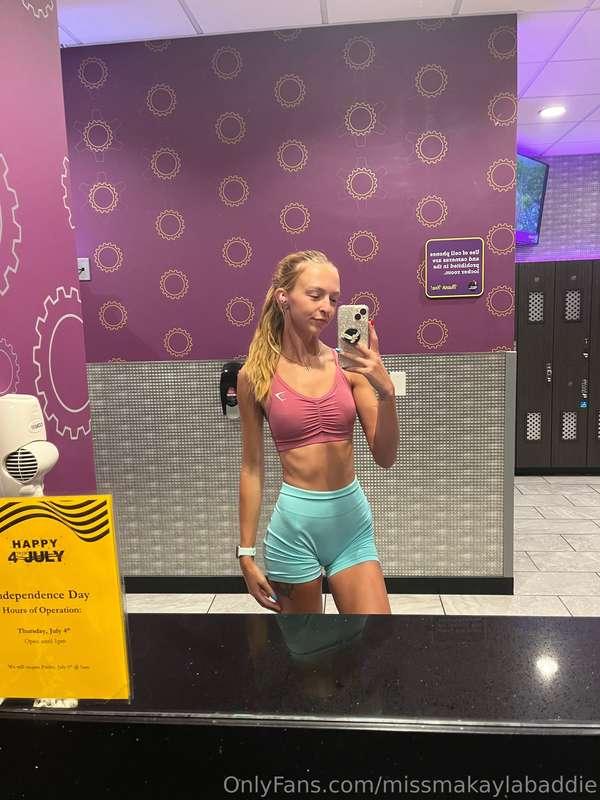 I love bright colors btw🌟