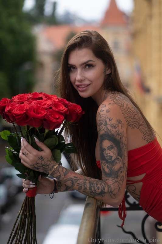 🌹Holding these roses tight, but my hands still feel empty… R..