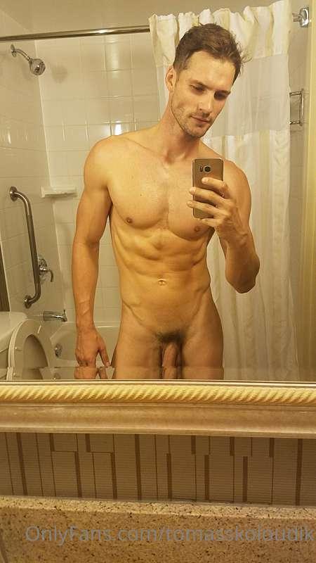 Accidentally sent this nude to a guy from the gym.... and no..