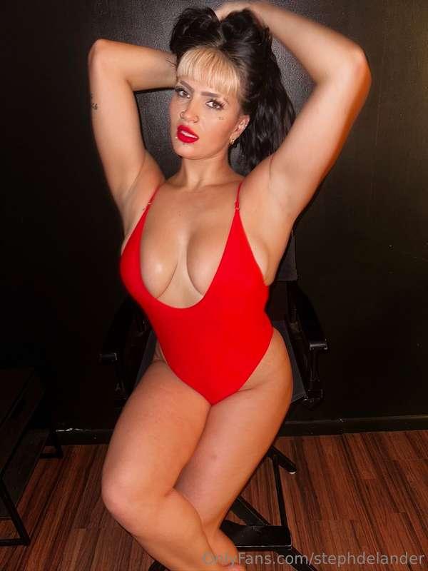 is this giving pamela anderson in bay watch?
