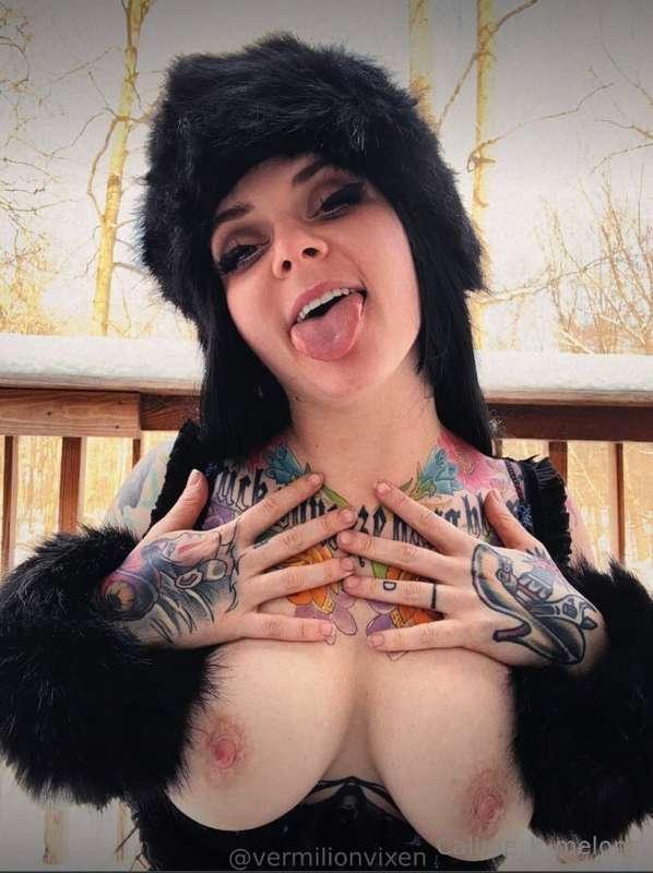 @vermilionvixenfree 🔥knows just how to get your 😈motor revvi..