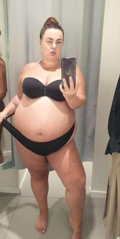 Sneaked into the locker room to show you my curves