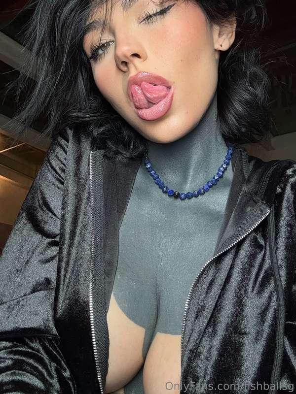 I can show you some magic tricks with my tongue 👅