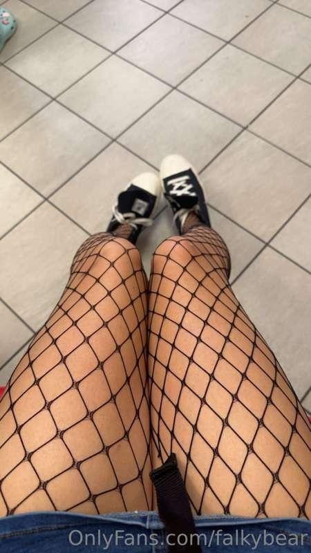 thigh content :33 making a new vid soon 🤧🖤 you like my girly..