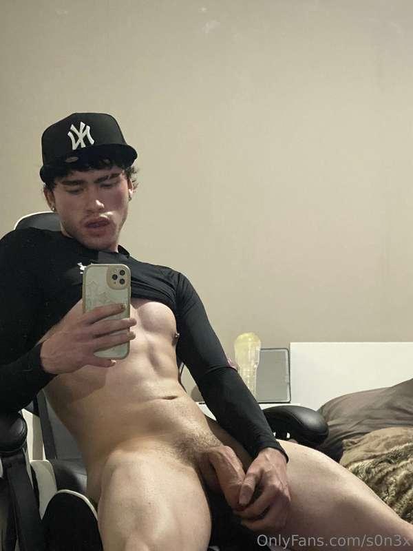 do you guys like my new hat? had to welcum him with a cumsho..