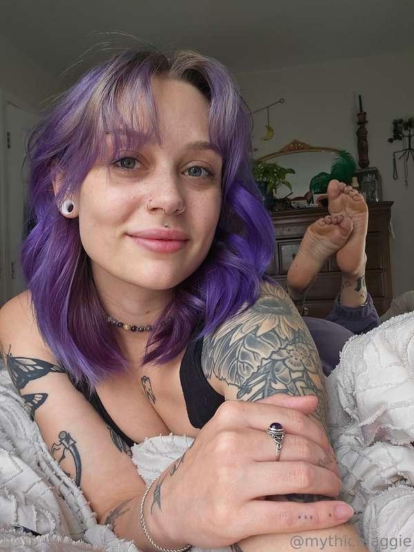 Would you aim for my face or my soles? 💦👅👣