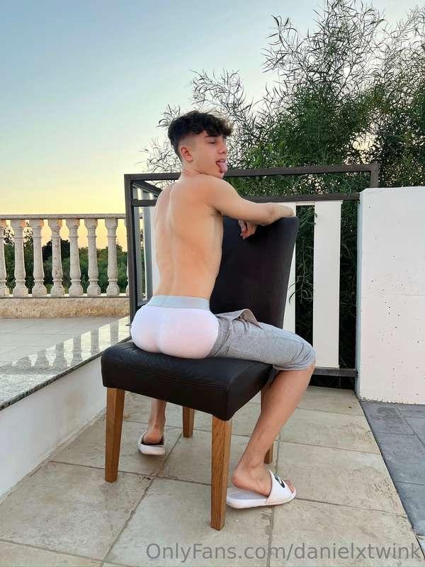 Swipe up to see me without boxers😏