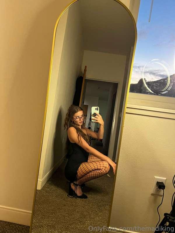 I think this black dress makes me look sexy, what do you thi..