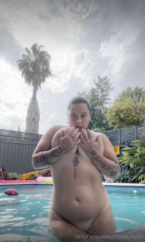 I love getting wet ... ask me about my new video 💕