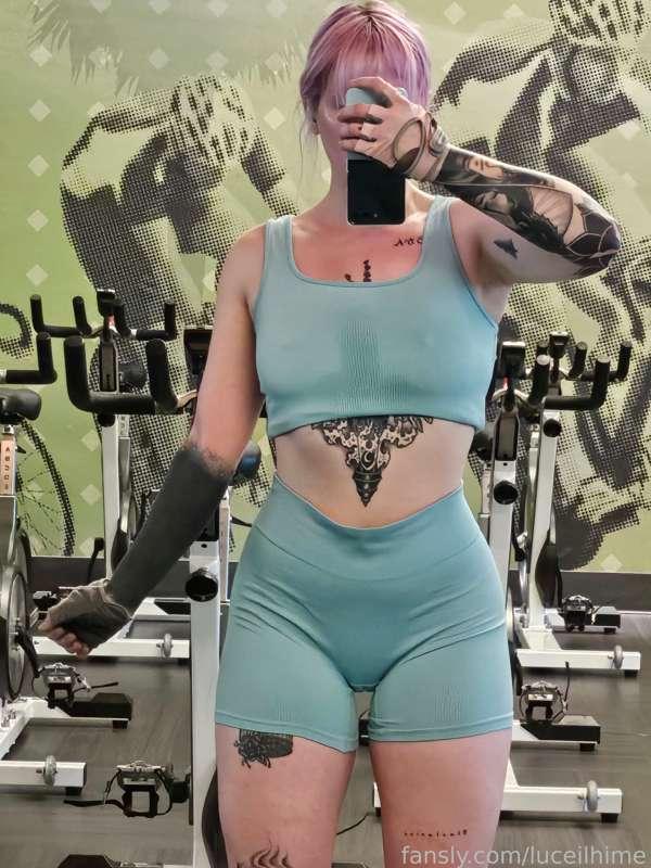 When I tell you I almost fainted during this workout lol 
I forgot to eat this morning 🙃 but I wouldn't have any other time to workout today UGHHH so here we are. Do you like my new gym fit ?? So comfy !🤍💪

#fyp#gym#fit#alt#hips#curvygirl#tattoos#sweaty#purplehair