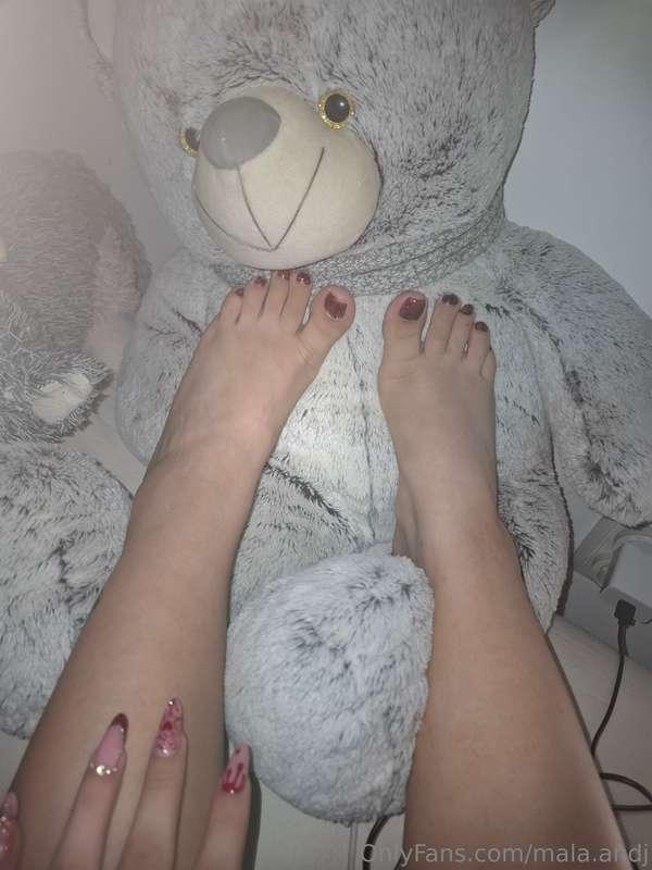 Zapratite me svi na mom feet finder Follow me in feet finder..