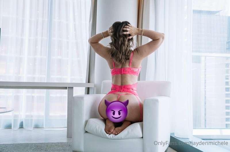 Check those dms 👅