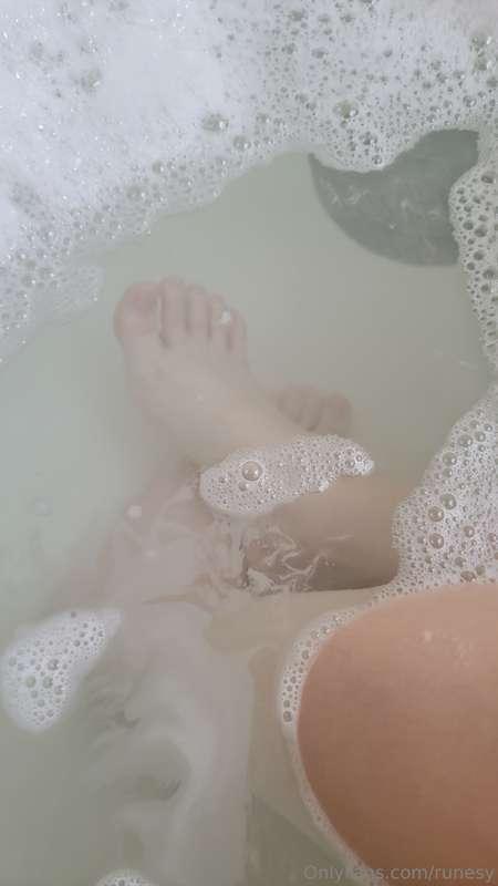 Bath toes! I'll be replying to messages soon I'm still prett..