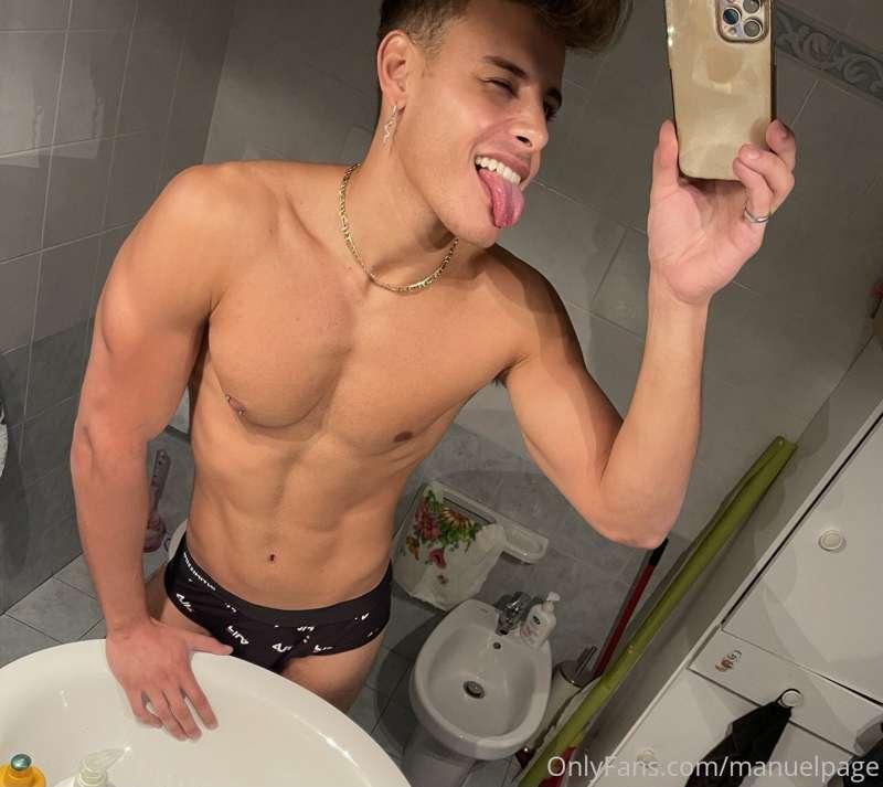 Is there space for you too to come in this bathroom? 🔥🤪 @man..