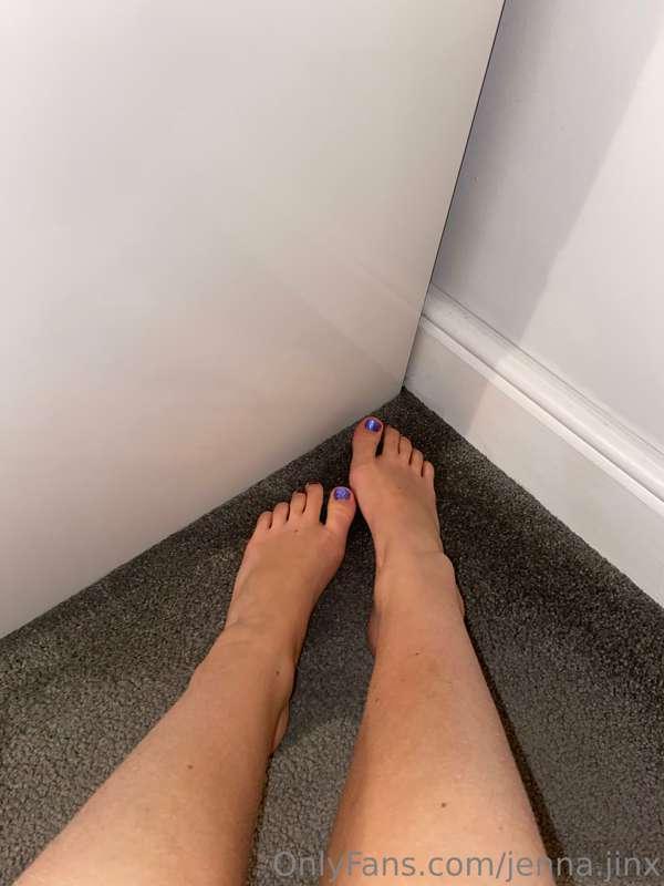 If feet are your thing DM me! 😁👣 💕