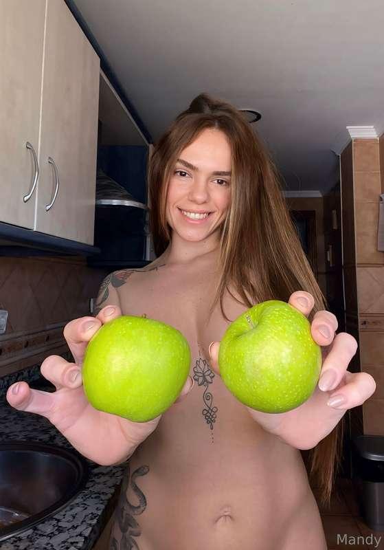 eat the apple baby🍏💋🙊