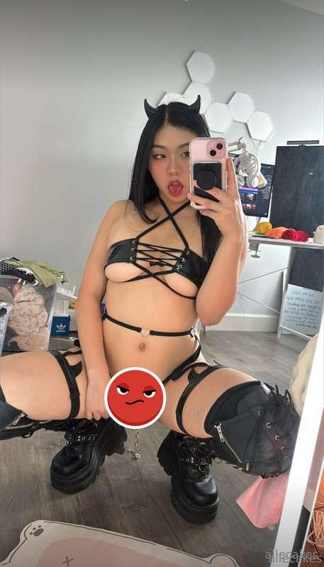 tip $10 here to delete the heeeellll of that emoji hahahah 🥰..