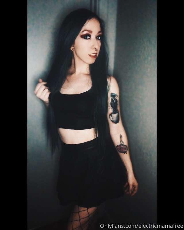 Guess who turned 30? New shoot coming soon. 🖤