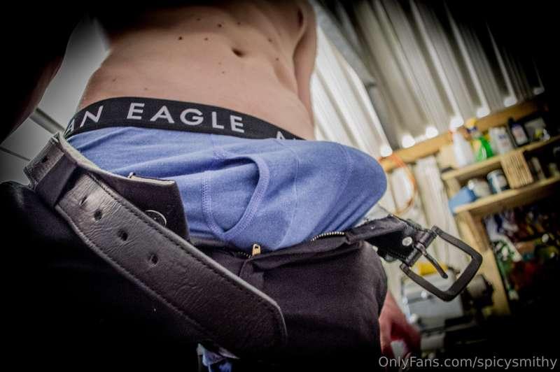 I need someone to swallow my cock rn 😈