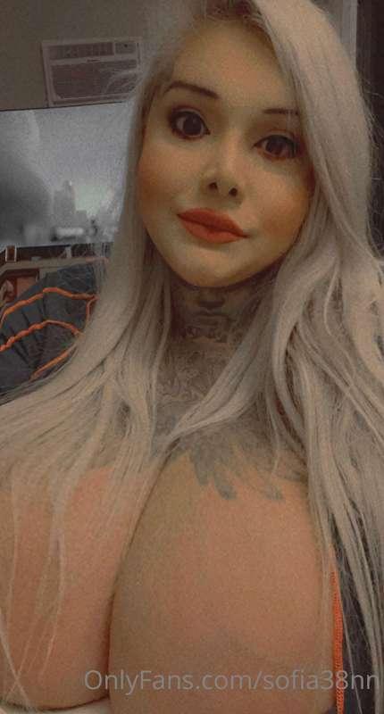 Who wants a big boobie hug😍