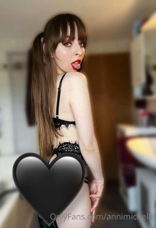 Mein kleiner Arsch sieht so knackig aus in der Strapse 😍 fin..