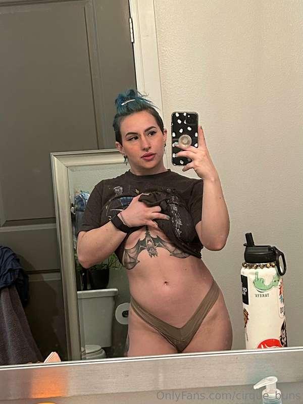 Prepping for a very fun photoshoot today 🧡 Expect some goodi..