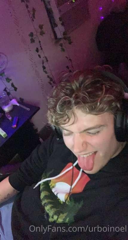 I can’t help but grab this big dick under my desk 😩😩