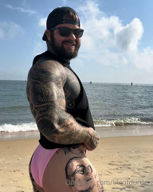 Real men wear pink bikini bttms! 🏖