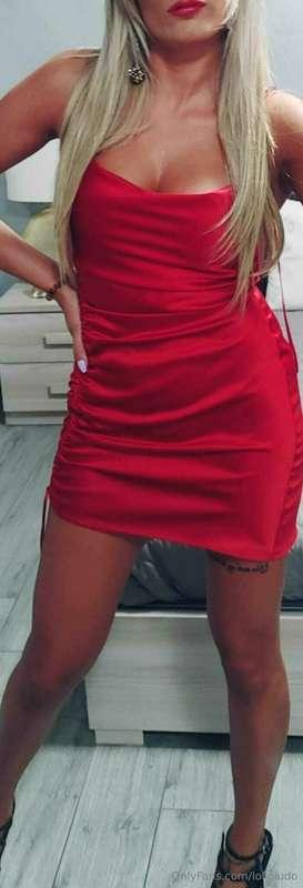 Tornata da una serata vestita elegante e con tacchi a spillo..
