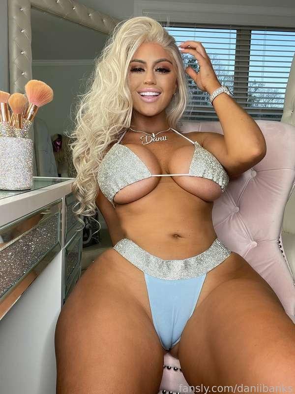 Camel Toe or Feet? 🤔 

#daniibanks #fyp #blonde #bigtits #tits #titties #nude #BG #GG #booty #ass #egirl #boobs #anal #pee #feet #foot #heels #stockings #lingerie #lips #biglips #blowjob #bigboobs #pussy