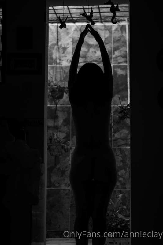Estoy entre la sombra, queriendo descubrir el sol para brill..