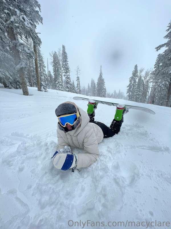 A bit too early but it's still a happy place ⛷️