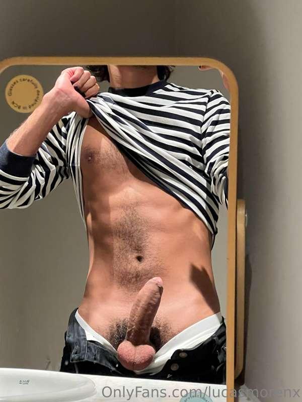 Horny at work 🔥 I need a bottom to fuck