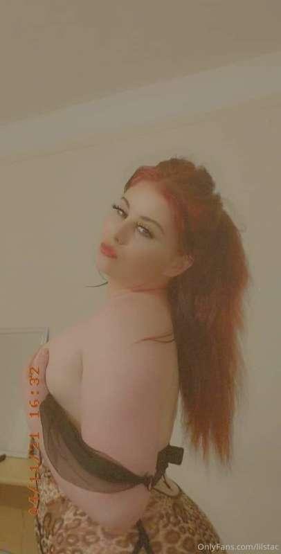 Free account Want a look of my pretty pu$$y? 🥵 few close up ..