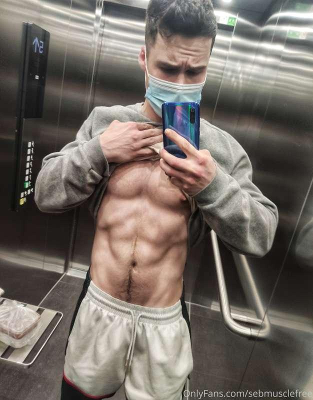 Who wants to get stucked with me in the elevator? 👅👅🔥