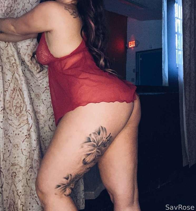 If you like thick thighs, you're in the right place 😈 @SavRose 

#public #amateur #girlnextdoor #gamergirl #library #camgirl #bigbooty #blueeyes #bigboobs #thick #thighs #savrose #girlfriend #GFE 