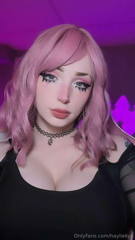 LIVE ON TWITCH BABY! CUM HANG WITH ME! 💕💋 (hayliekyu on twit..