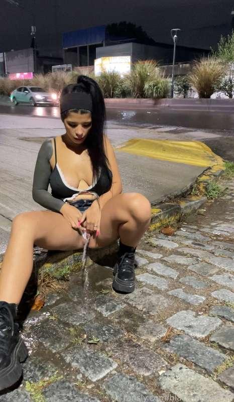 😏🚗
#pee #piss #peeing #pissing #wet #wetting #desperatepee #peedesperation #outdoors #outdoor #public #peepublic #peeoutdoor #petite #miniskirt #fetish #outside #desperation