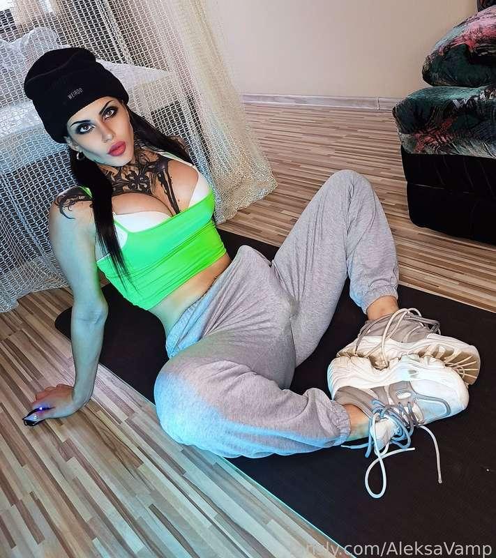 I turned out to be your roommate and suddenly you come into my room when I started moaning. Do you see this:

- Well, honey, were you scared of my dick?😏😏 


#fyp #alt #goth #bigtits #tattoos #fetish #strapon #kink #boobs #naughty 