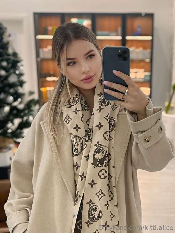 The Christmas tree sparkles behind me 🎄✨, and I’m already fe..