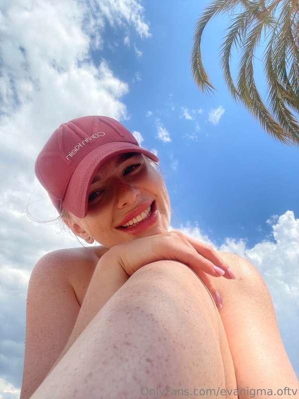 Alright… OFFICIALLY: the "sunny kisses" season is here! 🌞💋Ma..