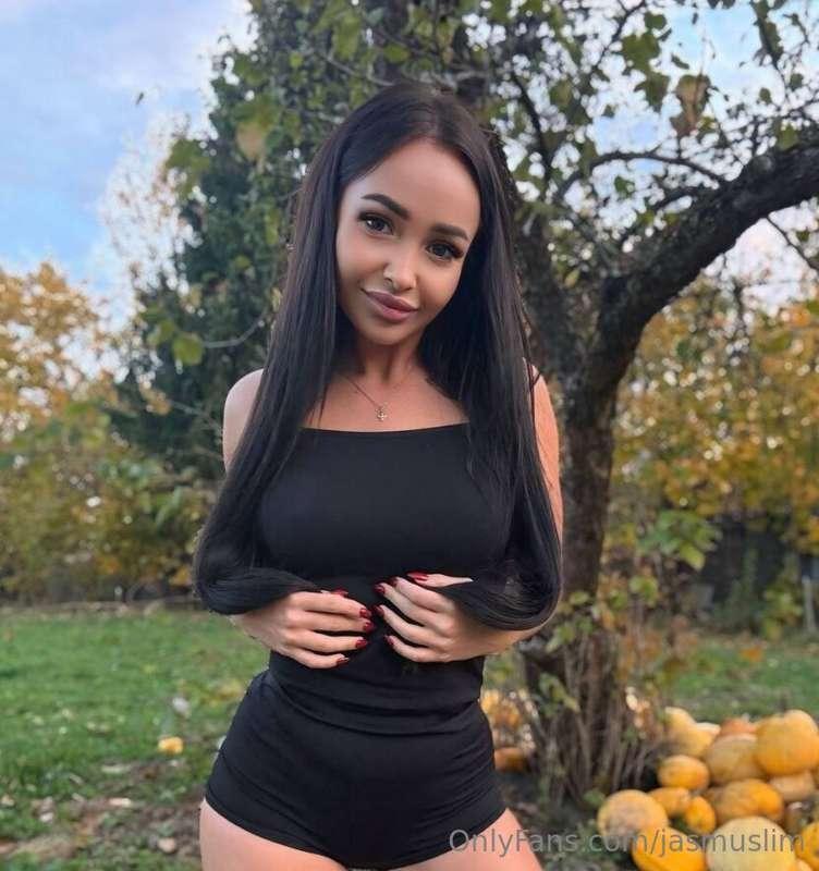 Sexualy hungry MILF@yulia_melons want to show daddy how wet ..
