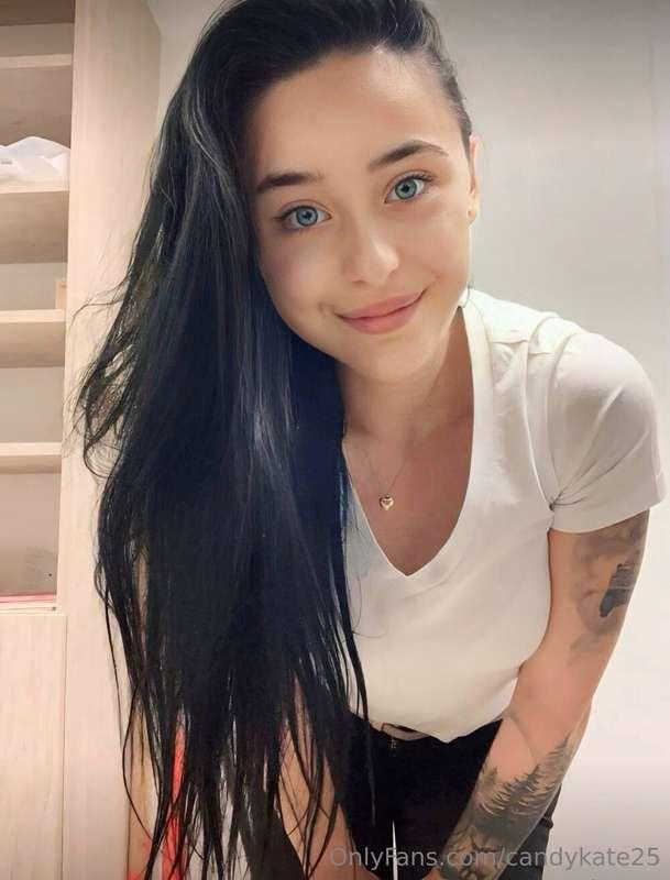 FREE NOW This cutie is online and horny!!! 🥵😈 @lindseyxheart..