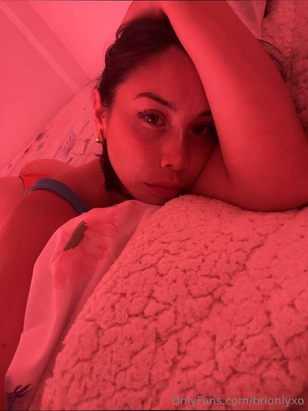 Laying in bed and craving good company 💘🥹