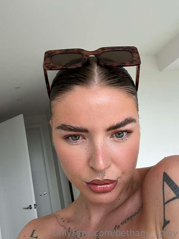 Tip me coz I’m pretty and I’ll stretch my arse hole for u