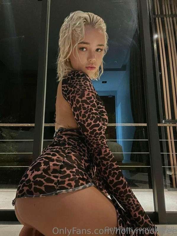 @hollymoonfreee 🖤 Just a crazy girl😈 Real wild Likes to show..