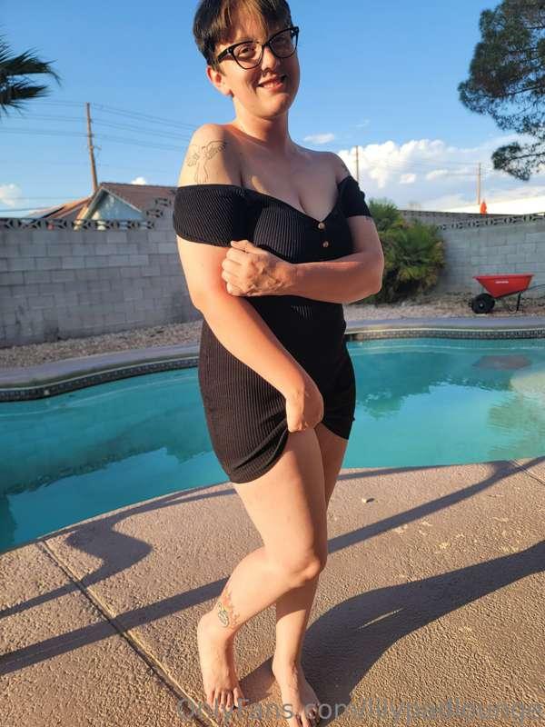 Enjoy the sunlight, enjoy the sunshine, enjoy my spread hole..