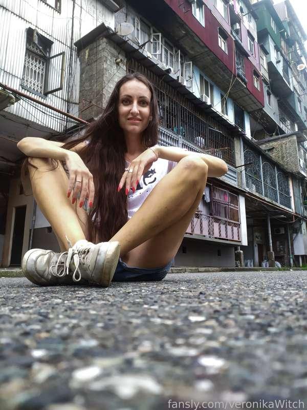 Street girl👟😎

#longhair #greneyes #darkhair #brunette #slim #petite #skinny #outdoor #everydaylife #public